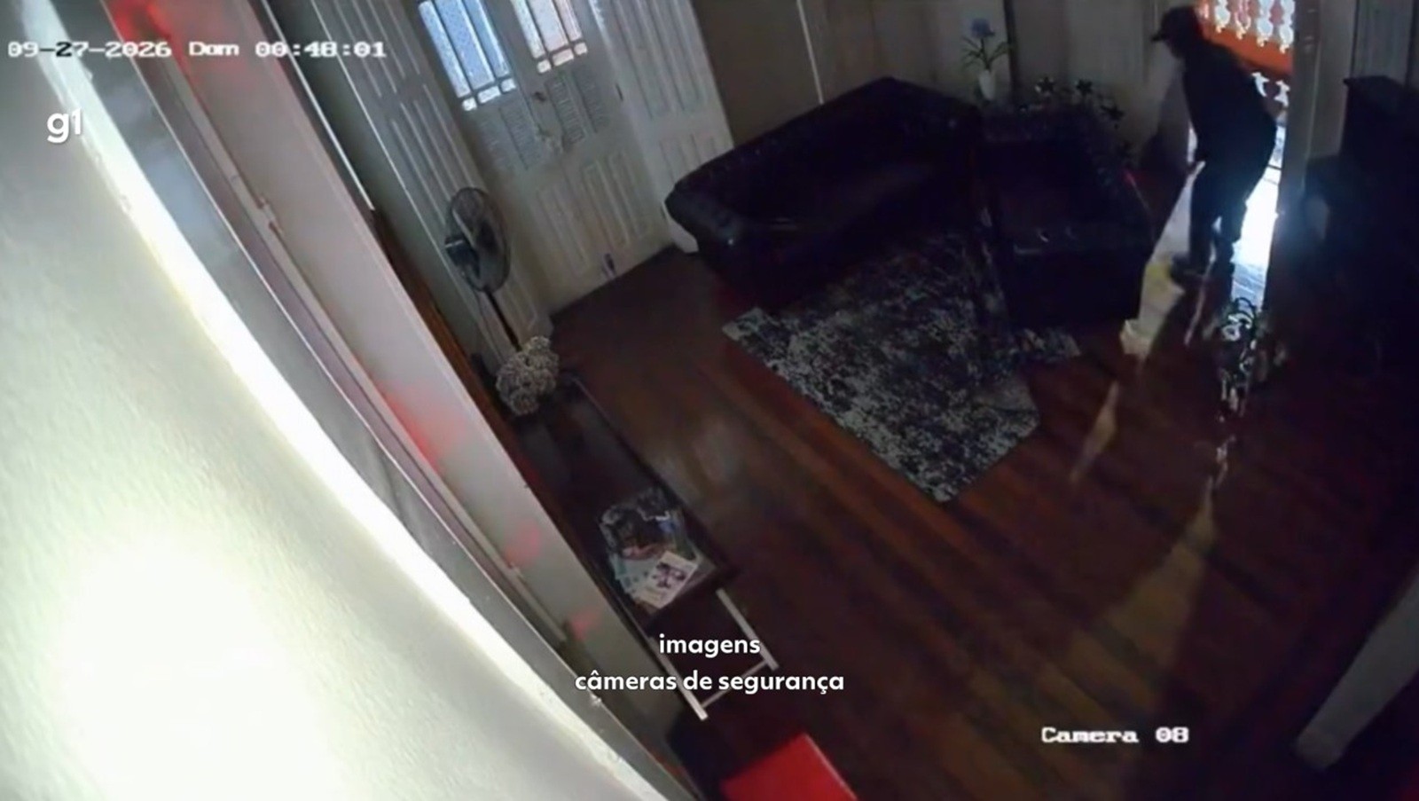 Câmeras flagram invasão no Centro Cultura Musical, em Campos, e suspeito é preso em flagrante