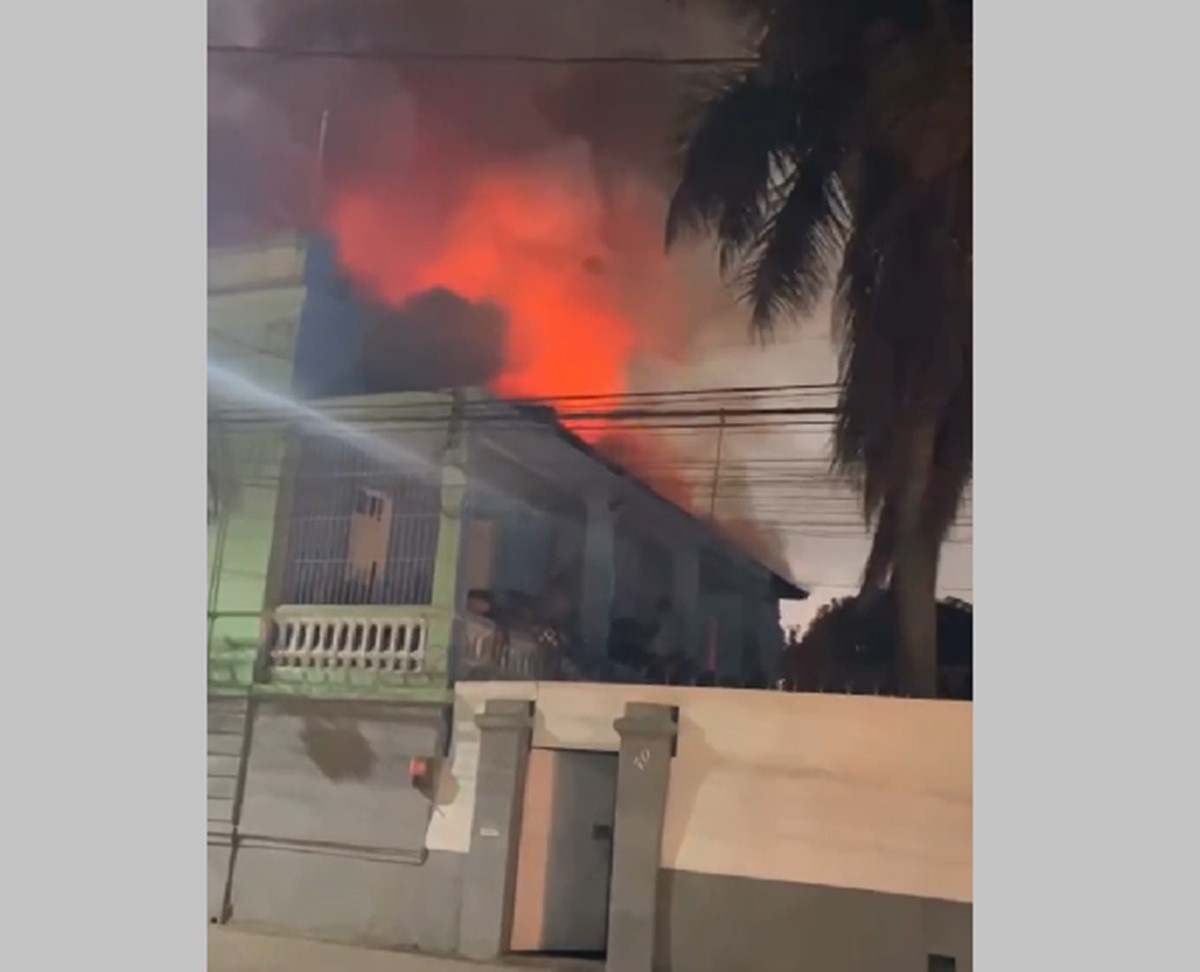 Incêndio atinge casarão no Centro de Campos; ninguém ficou ferido