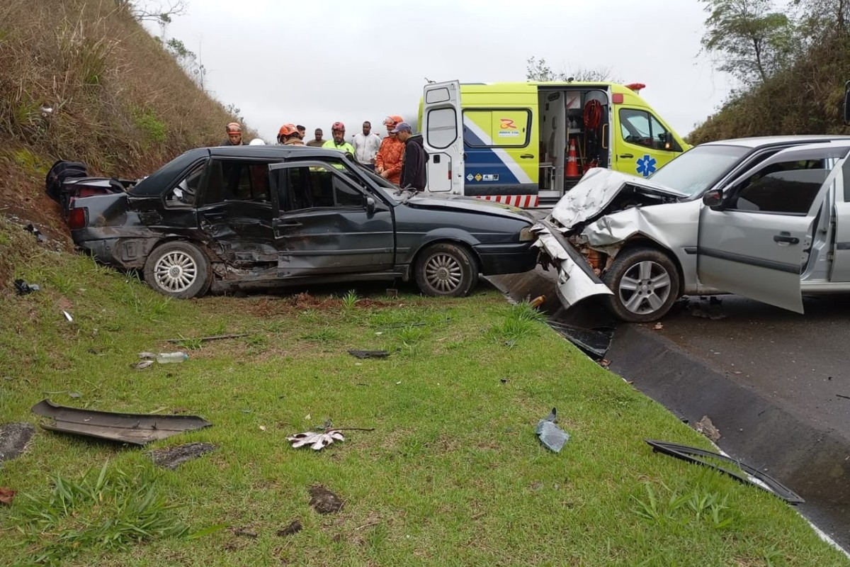 Mãe e bebê de 4 dias morrem em acidente na RJ-116; velório acontece em Duas Pedras