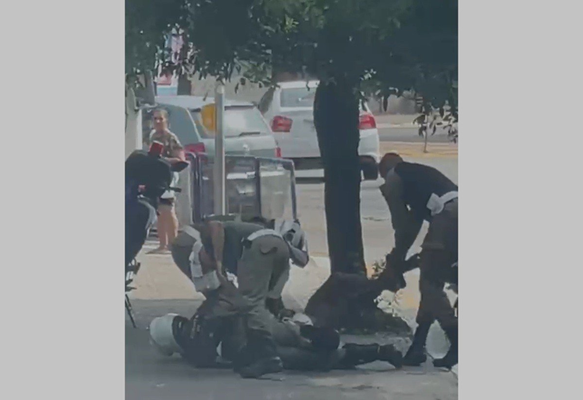 Motociclista é contido por agentes em abordagem no Centro de Macaé; vídeo mostra a ação
